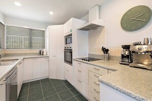 Fridge, microwave, oven, stovetop - Shore Rise, lake and mountain views Queenstown (Queenstown)