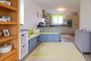 Dining tables - Modern holiday home in central St Merryn, close to beautiful beaches (Saint Merryn)