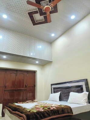 Deluxe Double or Twin Room, City View | Cadar kapas Mesir, peralatan tempat tidur premium, katil Select Comfort 