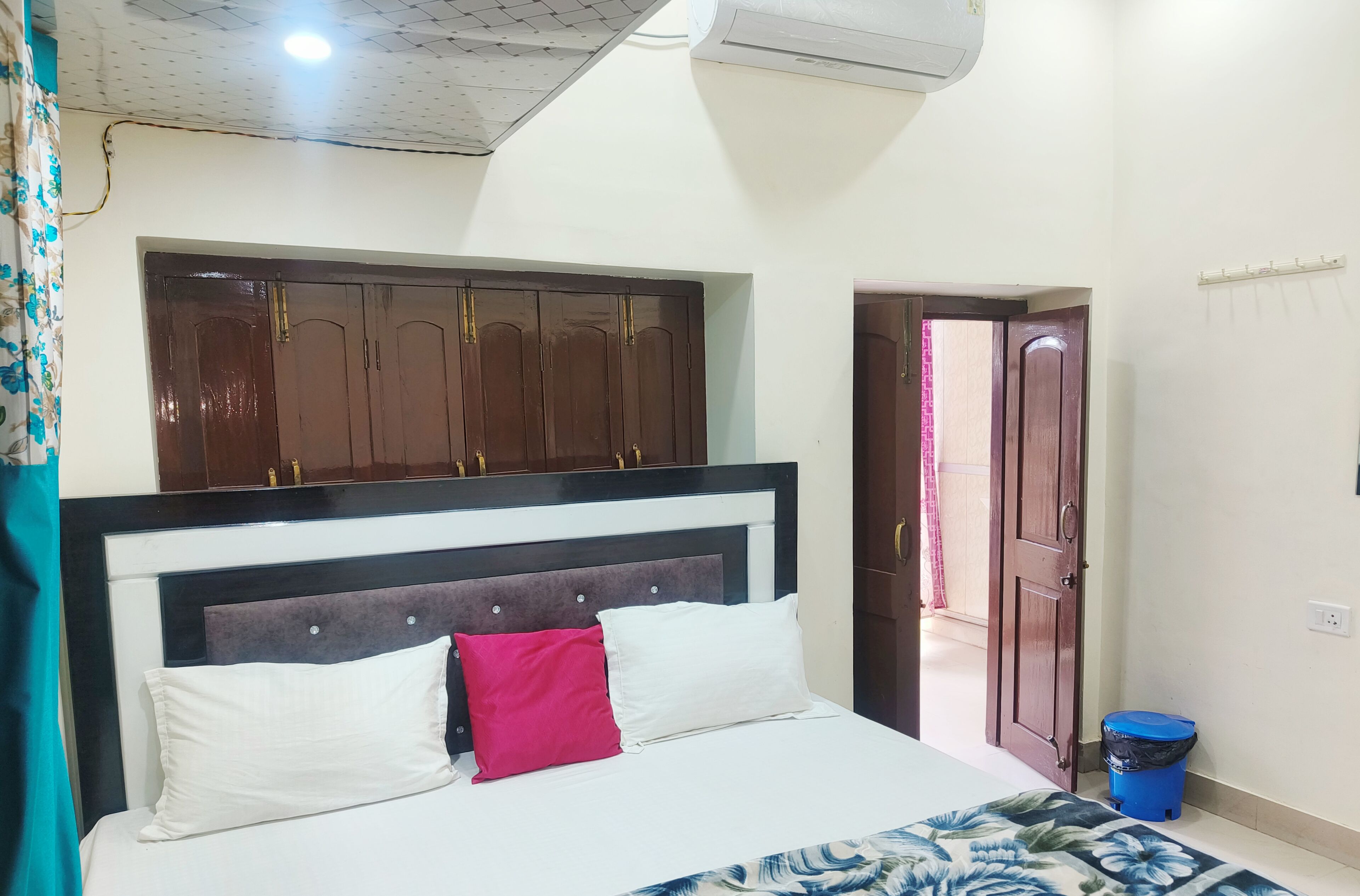 Deluxe Double or Twin Room, City View | Room amenity