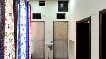 Chambre Deluxe Double ou avec lits jumeaux, salle de bains privée, vue ville | Balcon