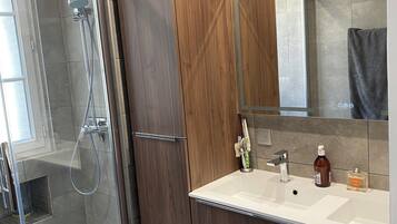 Basic Double Room, Shared Bathroom | Bilik Mandi