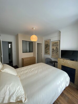 Comfort Double Room, Private Bathroom - Maison Auguste (Paris)