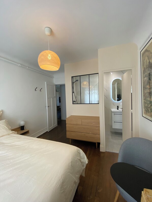 Comfort Double Room, Private Bathroom | Iron/ironing board, free WiFi - Maison Auguste (Paris)