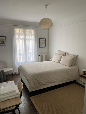 Basic Double Room, Shared Bathroom | Iron/ironing board, free WiFi - Maison Auguste (Paris)