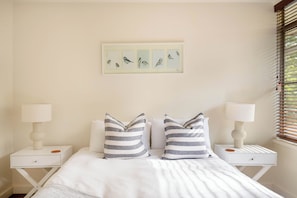 4 bedrooms, iron/ironing board, WiFi, bed sheets - "Treetop Retreat" – Ocean Views & minutes to Beach (MacMasters Beach)