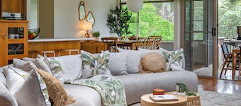 "Treetop Retreat" – Ocean Views & minutes to Beach