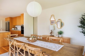 Dining - "Treetop Retreat" – Ocean Views & minutes to Beach (MacMasters Beach)