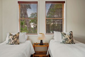 4 bedrooms, iron/ironing board, WiFi, bed sheets - "Treetop Retreat" – Ocean Views & minutes to Beach (MacMasters Beach)