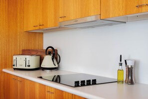 Wasserkocher mit Kaffee-/Teezubehör, Kühlschrank, Mikrowelle, Ofen