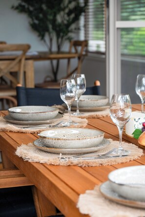 Dining - "Treetop Retreat" – Ocean Views & minutes to Beach (MacMasters Beach)