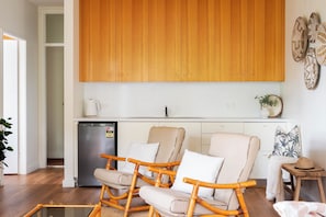 Interior - "Treetop Retreat" – Ocean Views & minutes to Beach (MacMasters Beach)