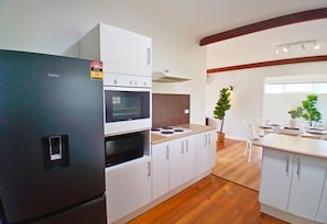 Full-size fridge, microwave, oven, stovetop - Capel Sound Hideaway (Capel Sound)