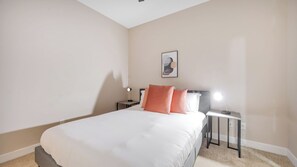 1 Schlafzimmer, Schreibtisch, Bügeleisen/Bügelbrett, Reisekinderbett