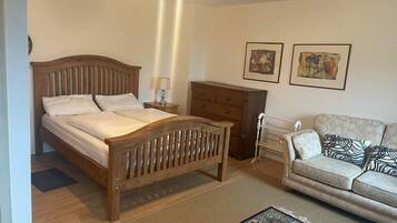 5 bedrooms, iron/ironing board, free WiFi, bed sheets