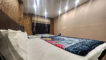 Deluxe Double Room, City View | Soundproofing, free WiFi, bed sheets