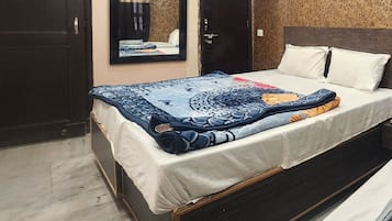 Deluxe Double Room, City View | Soundproofing, free WiFi, bed sheets