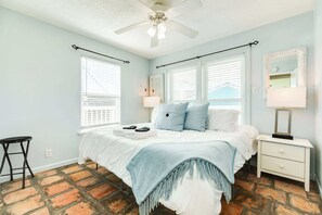 3 bedrooms, desk, WiFi, bed sheets