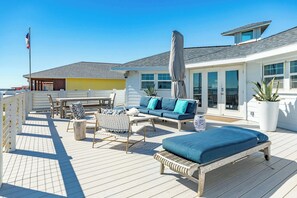 Outdoor dining - Wave Watcher - Stylish, Direct Oceanview, Near Jetty (Surfside Beach)