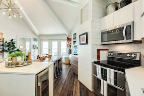 Jääkaappi, mikroaaltouuni, uuni, liesi