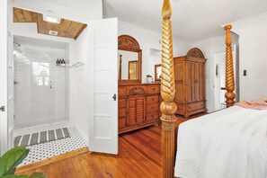 4 habitaciones, escritorio y tabla de planchar con plancha