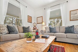 Televisión, chimenea y oficina