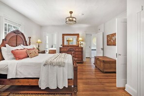 4 bedrooms, desk, iron/ironing board, travel crib