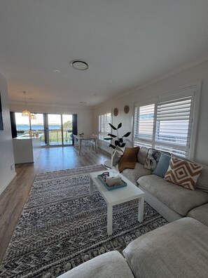 Smart TV, DVD player, table football, books - Sydney Waterfront Beach House (Taren Point)