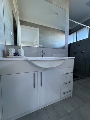 Shower, hair dryer, towels, soap - Sydney Waterfront Beach House (Taren Point)