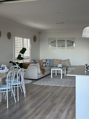 Smart TV, DVD player, table football, books - Sydney Waterfront Beach House (Taren Point)