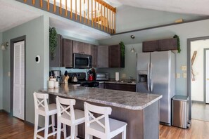 冷蔵庫、食器洗い機、コーヒー / ティーメーカー、調理器具と食器