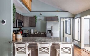 Refrigerador, lavavajillas, cafetera y tetera y utensilios de cocina 