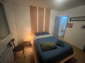 Eenvoudige tweepersoonskamer | Verduisterende gordijnen, gratis wifi, beddengoed