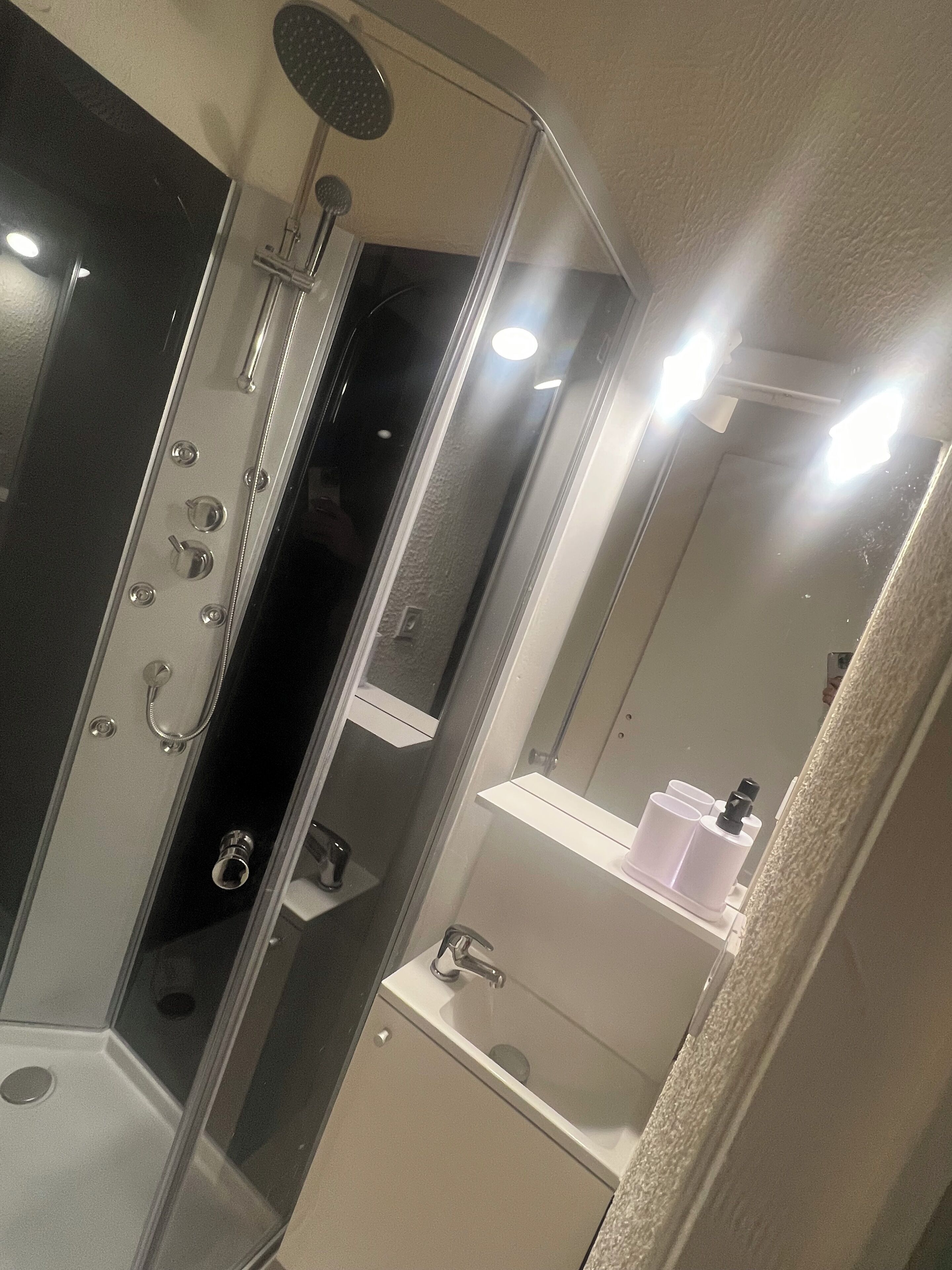 Habitación triple clásica | Baño | Cabezal de ducha tipo lluvia, zapatillas, jabón y champú
