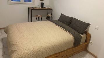 Basic-Doppelzimmer | Verdunkelungsvorhänge, kostenloses WLAN, Bettwäsche