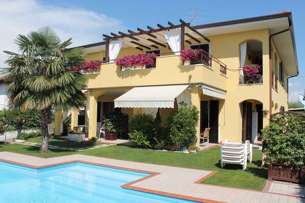 Exterior - Ferienwohnung mit Terrasse und Pool (Lazise)