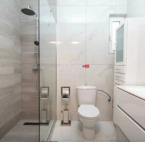 Villa | Bathroom | Shower, hair dryer, towels - Villa Tony's Place Pefkos (Rhodes)