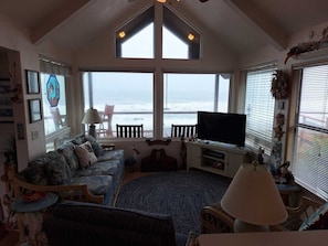 Smart TV, DVD player - Luxurious Oceanfront Cabin 7 Getaway w/ Hot Tub : stunning views, private hot tub, and cozy comfort. (Private Beach Owned by White Rock Resort) (Smith River)