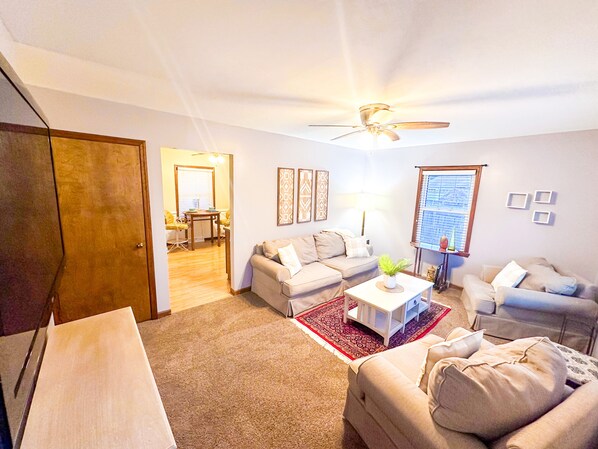 Smart TV, printers - Quiet & Safe neighborhood. 3-Bedrooms, 2-bath, 2-car garage (Evansville)