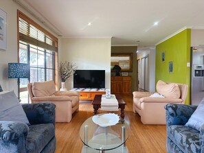 Televisie en een open haard