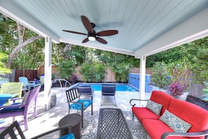 Outdoor dining - 3 bedroom with living room and sitting room and a pool just 2 blocks from Higgs beach (Key West)