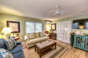Smart TV - 3 bedroom with living room and sitting room and a pool just 2 blocks from Higgs beach (Key West)