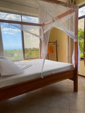 Desk, laptop workspace, free WiFi - Authentic Mikoko Beach & Cottages (Bagamoyo)