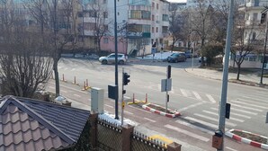 A street view with buildings, cars, and traffic lights. - 2 Bed Appt-balcony-pet Friendly-city Centre (Focsani)