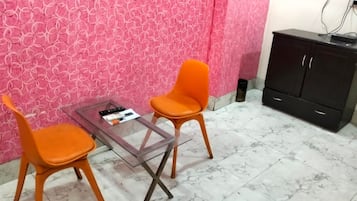 Egyptian cotton sheets, premium bedding, soundproofing, free WiFi
