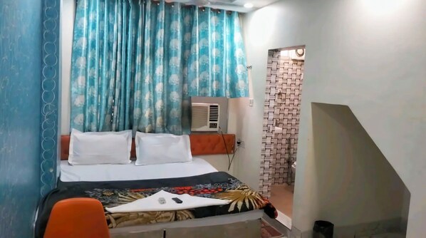 Egyptian cotton sheets, premium bedding, soundproofing, free WiFi - Hotel Ram Palace (New Delhi)