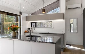 Kjøleskap, oppvaskmaskin og kaffetrakter/tekoker