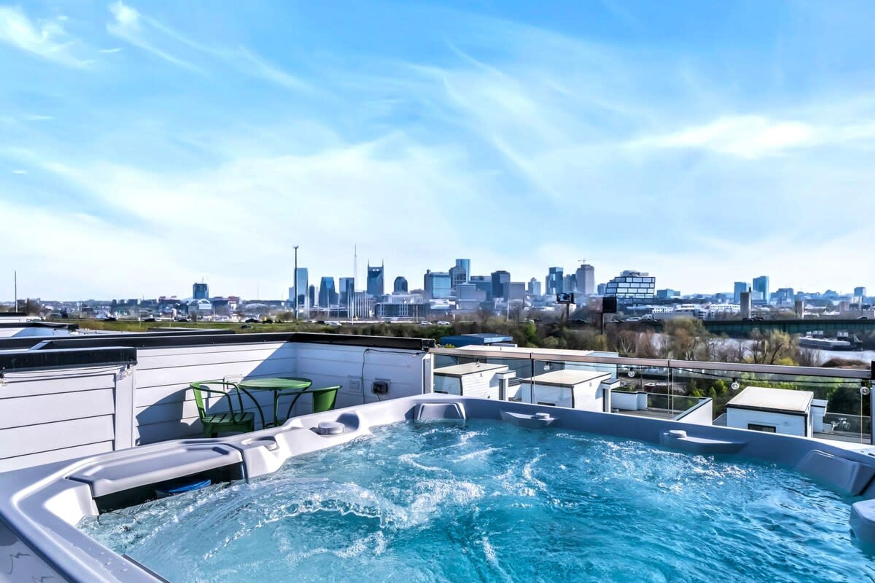 Une piscine sur le toit, avec la silhouette de la ville en arrière-plan.
