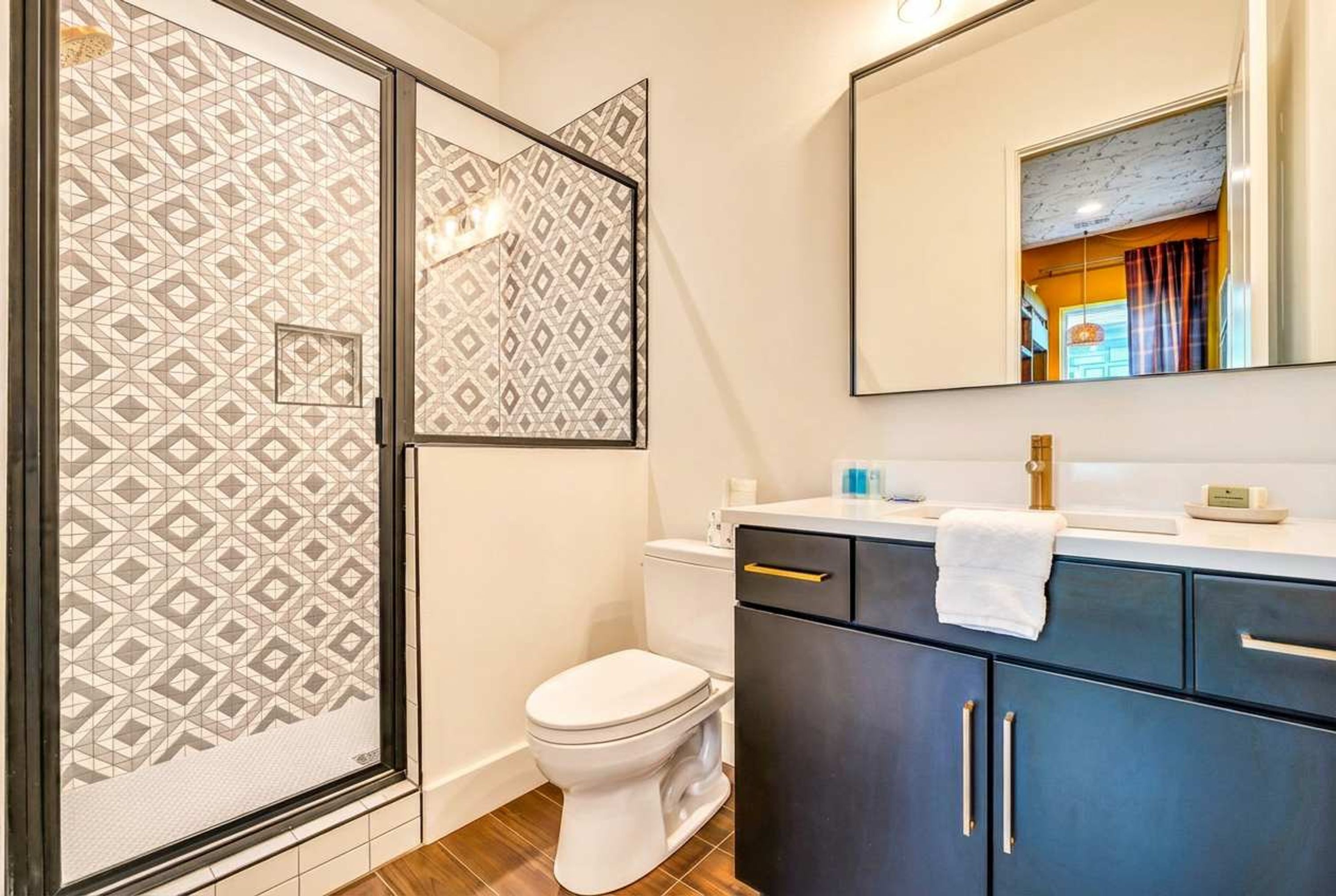 Une salle de bain avec des toilettes, un lavabo et un miroir.