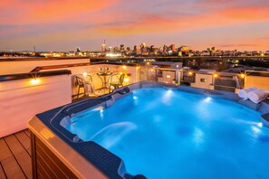 4 bedrooms, Internet - Luxury Stay With Rooftop Views in Prime Location (Nashville)